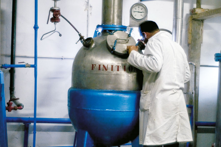 Ancien alambic utilisé pour la distillation de parfum dans une usine à  Grasse, France Photos